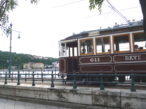 Een ruim honderdjarige tram van Ganz op de meest prominente tramlijn over de Donau-promenade in de stad Boedapest.