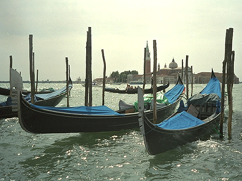 Gondels in Venetië.